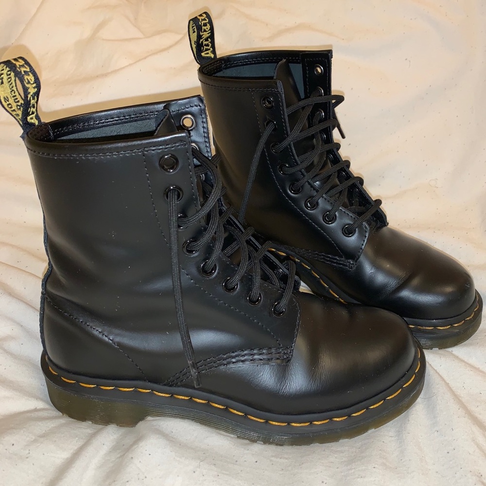 Dr. Martens Womens 1460 Smooth Black 8-Eye Boot